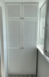 Белый шкаф с жалюзийными дверями